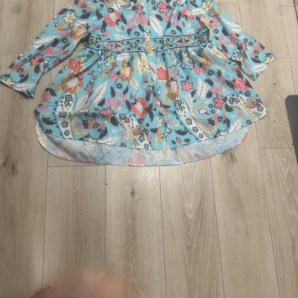 Olivia Mark – Floral Print High Low Hem Button Down Shirt - Picture 3 of 3